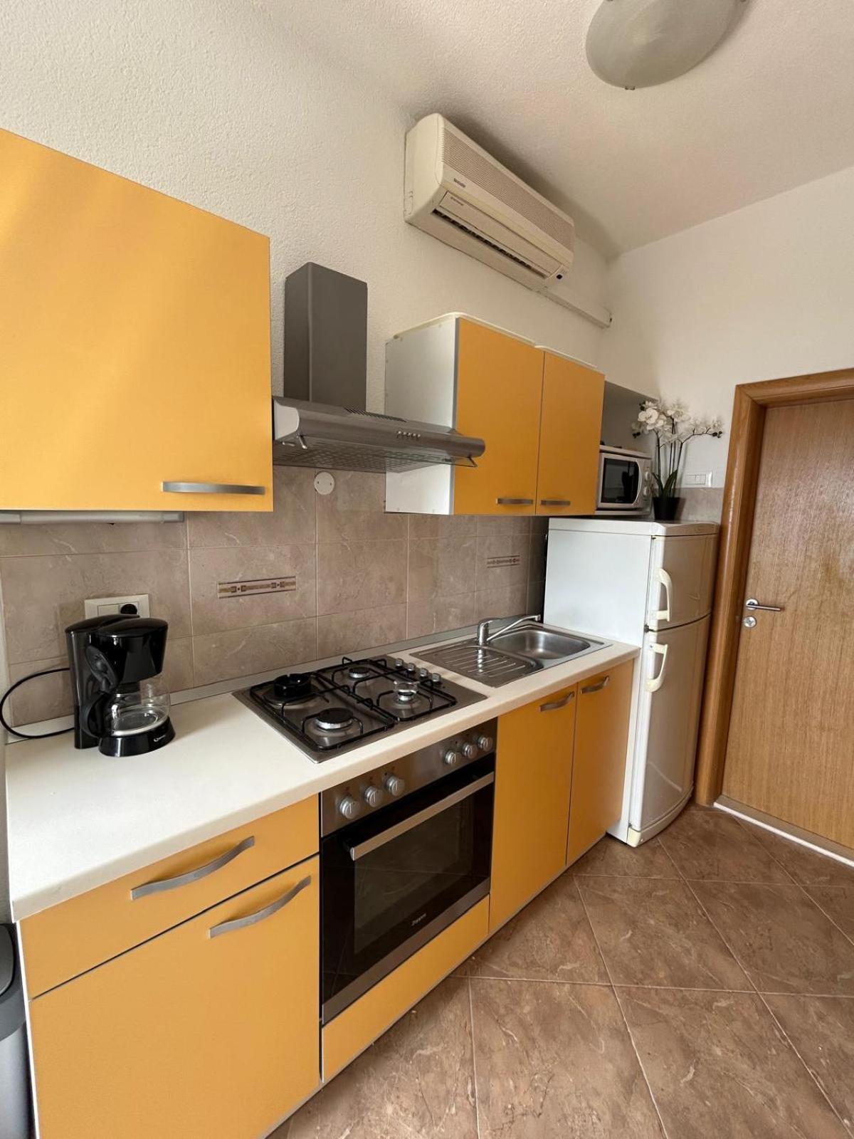 Apartment Lovre Topic Baška Voda Dış mekan fotoğraf